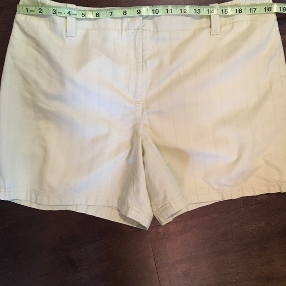 Ann Taylor Women’s yellow cotton twill classic shorts size 14 - Picture 4 of 6